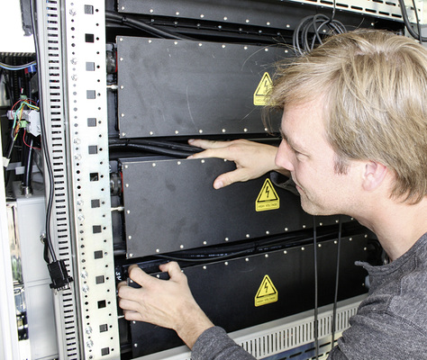 



Montage der Batteriespeicher, die den Sonnenstrom puffern sollen.
