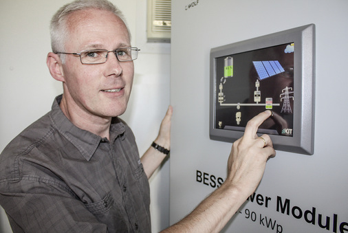 



Olaf Wollersheim liest die ersten Kenndaten des Systems ab. Im laufenden Betrieb erfolgt dies aus der Ferne.
