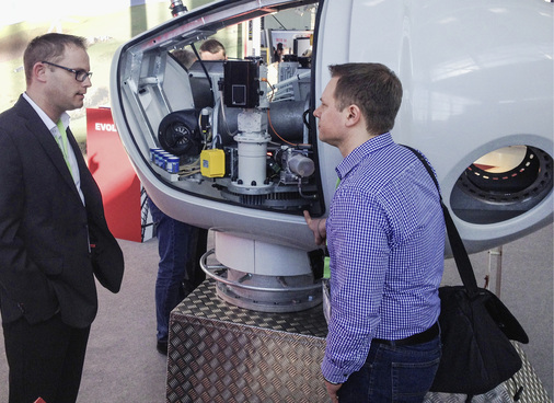 <p>
Kleinwindexperte Patrick Jüttemann (rechts) im Gespräch mit einem Mitarbeiter von Lely Aircon.
</p>

<p>
</p> - © Foto: Niels Hendrik Petersen

