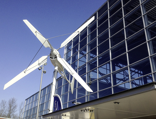 <p>
</p>

<p>
Wie im vergangenen Jahr schmückt eine Kleinwindturbine die Messehalle in Husum.
</p> - © Foto: nhp

