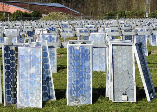 



Der größte Teil der Altmodule wird gar nicht auf den Wertstoffhöfen ankommen. Die meisten Anlagen werden von Installateuren abgebaut. Die Module holen die Entsorger separat ab.
