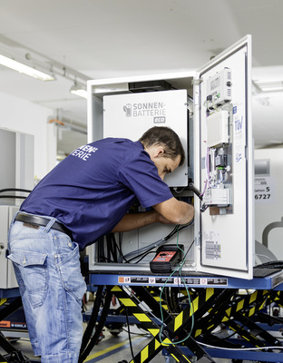 



Fertigung im Allgäu: 2014 wurden rund 1.800 Speichersysteme von Sonnenbatterie verkauft. In diesem Jahr sollen es 4.500 Exemplare werden.
