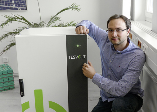 



Tesvolt-Chef Daniel Hannemann zeigt den Lithiumspeicher Li 10 mit rund zehn Kilowattstunden Kapazität.
