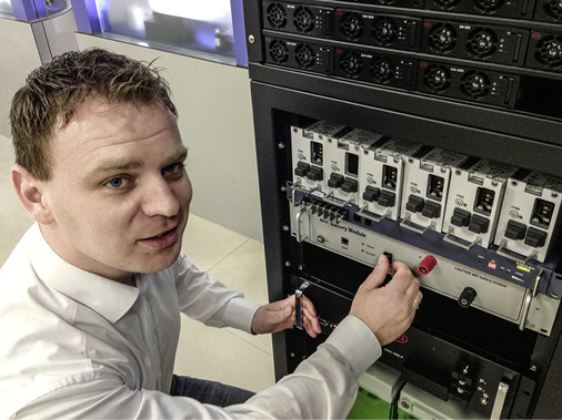 



Franz-Josef Feilmeier ist Chef von Fenecon, wichtigster Importeur der Speicherbatterien von BYD in Deutschland. Hier prüft er die Steuerung.
