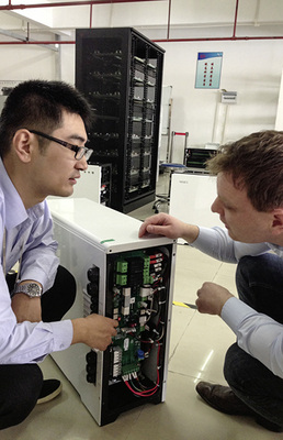 



Franz-Josef Feilmeier und BYD-Produktmanager Wen Jiang diskutieren den neuen Mini ESS.
