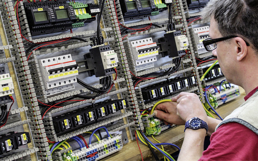 



Fertigung von Senec-Speichern in Leipzig. Entscheidend ist die Steuerelektronik.
