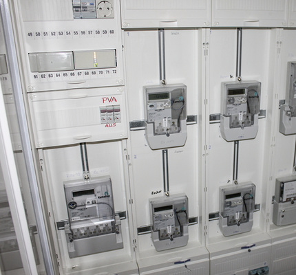 



Blick in den Schaltschrank eines mittelgroßen Wohnhauses in Sachsen. Diese Anlage läuft mit Photovoltaik auf dem Dach. Die Eigentumsgrenze zum Regionalversorger verläuft am Hauszähler.

