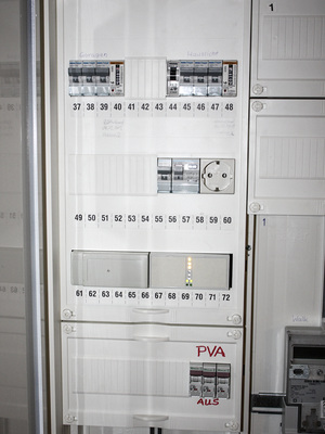 



Das Tarifsteuergerät steuert die intelligenten Unterzähler der Mieter. Priorität hat der Sonnenstrom, gefolgt vom Ökostromanbieter eigener Wahl. Der Grundversorger bleibt auf Kanal 0, wird also nicht mehr gekündigt.
