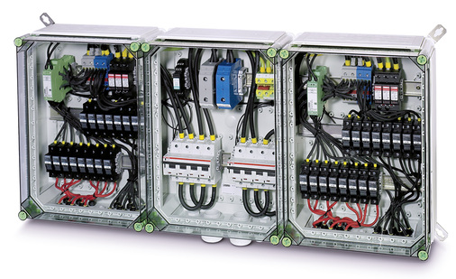
Der Blick in den Generatoranschlusskasten beweist die Vielfalt der Verkabelung und Baugruppen auf der DC-Seite des Solarfeldes.



