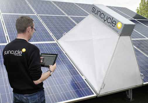



Gerichtstaugliche Elektrolumineszenzaufnahmen mit Laborqualität: Suncycle hat die hochauflösende Kamera unter einer Abdeckung versteckt. Sie sperrt störendes Tageslicht vollständig aus.
