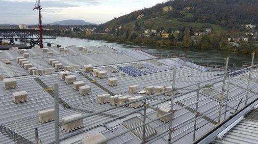 <p>
Die Firma Windgate hat die Dachanlage geplant und realisiert. Im letzten Bauabschnitt 2014 wurdeauf fünf Hallendächern eine Anlage mit 1,3 Megawatt Leistung installiert.
</p>