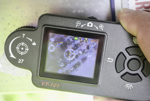 



Künstliche DNS: Mit einer speziellen Lupe können die Nummern auf den Dots ausgelesen werden.
