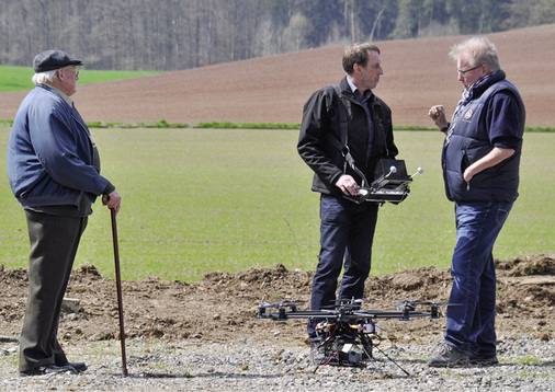 
Der Vater von Helmut Butterweck ist beim Drohnenflug interessiert dabei.Er kontrolliert auch regelmäßig die Zählerstände der Anlage.
