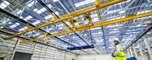 



Das Hallendach ist „very tricky“: Alle drei Meter befindet sich ein Oberlicht. Das erschwerte die Planung und Installation der Solargeneratoren.
