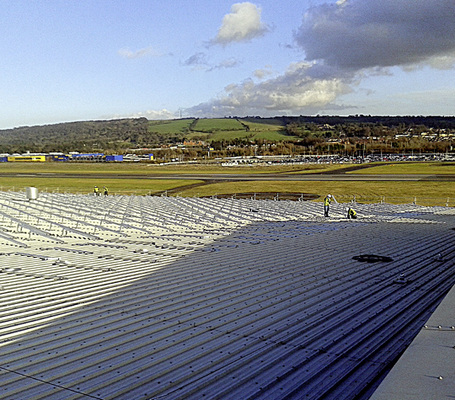 



Offenes Hinterland: In Belfast drückt der Seewind fast ungebremst gegen die Dächer.
