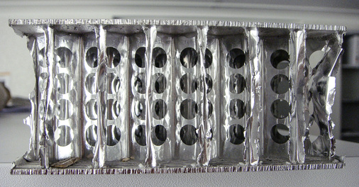 



Dieser Wabenkern wurde durchbrochen, um die Module mit Luft zu kühlen.
