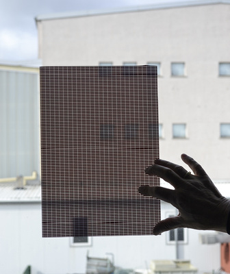 <p>
</p>

<p>
Antec Solar hat ein spezielles semitransparentes Dünnschichtmodul entwickelt. Im Gegensatz zu teilweisetransparenten kristallinen Modulen wirft es keine störenden Schatten in den Raum.
</p> - © Foto: Velka Botika

