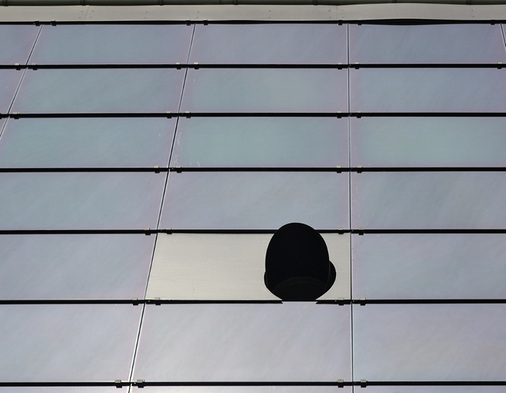 



Die Lüftungsauslässe der Fassade in Arnstadt sind noch mit Dummys versehen. Antec Solar kann sie aber auch mit speziell angefertigten Modulen umschließen.
