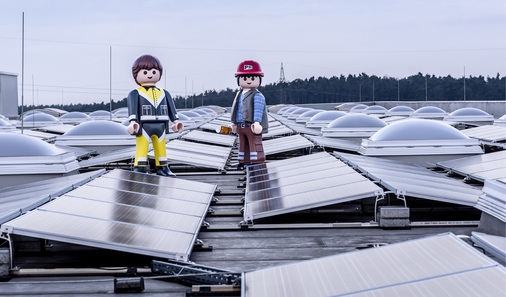 
Kunststoffverarbeitung braucht viel Energie. Für die Herstellung der beliebten Playmobilfiguren wird jetzt Solarstrom eingesetzt. Der auf den Dächern von Geobra Brandstätter produzierte Strom aus einer 1,8-Megawatt-Anlage wird ausschließlich im Werk selbst verbraucht.



