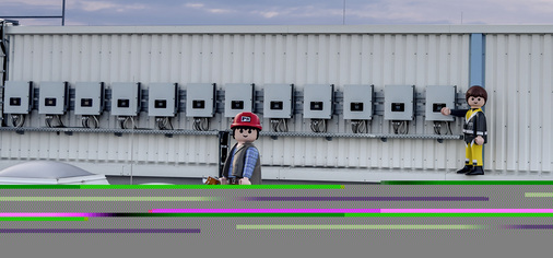 
Die insgesamt 70 Wechselrichter wurden in Gruppen außen auf den Hallendächern installiert und jeweils mit einem Datenlogger zusammengefasst.



