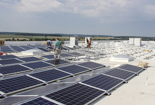 
Je nach Hauptabflussrichtung auf dem Dach ergaben sich eher Ost-West- oder Nord-Süd-Ausrichtungen. Der Jahresertrag ist bei jeder Teilanlage in etwa identisch.



