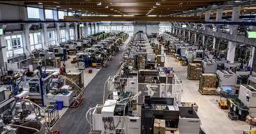 
Produziert wird rund um die Uhr an sieben Tagen in der Woche mit ganz wenigen Ausnahmen im Jahr. Neben den allseits bekannten Spielfiguren stellt Geobra auch Pflanzbehälter der Marke Lechuza her.



