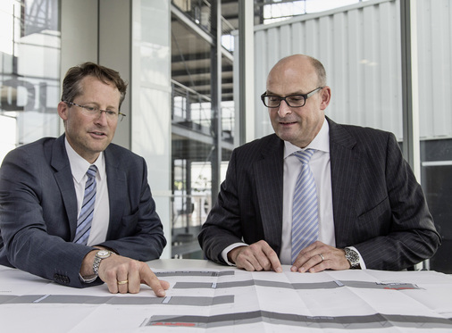 <p>
</p>

<p>
Joachim Goldbeck (links) und der zweite Geschäftsführer Björn Lamprecht (rechts) diskutieren ein Projekt.
</p> - © Foto: Goldbeck

