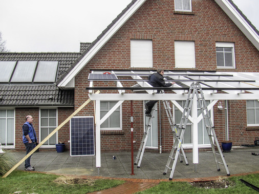 



Die Terrasse wurde mit Glas-Glas-Modulen überdacht. Im Keller steht ein stationärer Lithiumspeicher.Akquiriert und vorfinanziert wurde der Auftrag vom kommunalen Regionalversorger.
