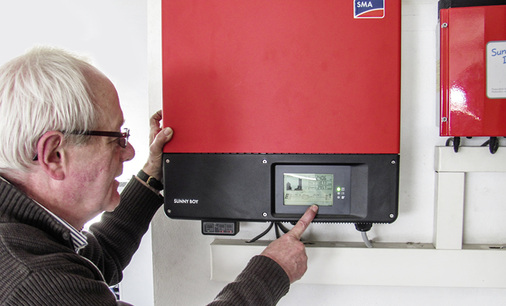 <p>
</p>

<p>
Elektromeister Jürgen Blome kontrolliert die Betriebsdaten am Wechselrichter.
</p> - © Foto: Neidlein

