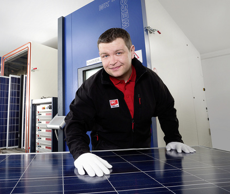 <p>
</p>

<p>
Die eingehenden Solarmodule werden begutachtet und überprüft.
</p> - © Foto: IBC Solar

