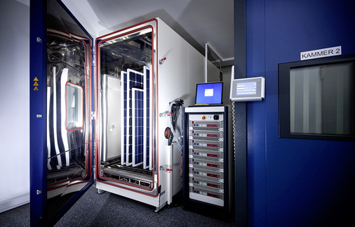 



Zwei Klimakammern in Bad Staffelstein unterziehen die Solarmodule langfristigen Stresstests.
