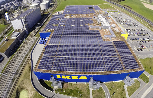 <p>
</p>

<p>
Rund 1,5 Megawatt wurden auf dem Dach dieser Ikea-Filiale in der Schweiz installiert, gemeinsam mit BE Netz AG.
</p> - © Foto: IBC Solar

