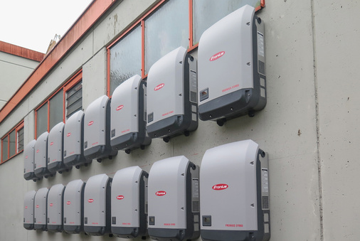 
Der Sonnenstrom aus dem Solargenerator in Wagna wird mit 16 Symo-Wechselrichtern der Firma Fronius umgesetzt. Jedes Gerät leistet 20 Kilowatt.



