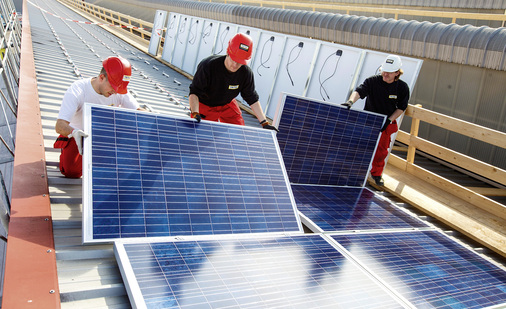 <p>
</p>

<p>
Der Solarmarkt in der Schweiz läuft noch gut. Die Elektrizitätswerke des Kantons Zürich (EKZ) suchen händeringend nach Dächern, die sie für den Bau von Photovoltaikanlagen anmieten können.
</p> - © Foto: EKZ

