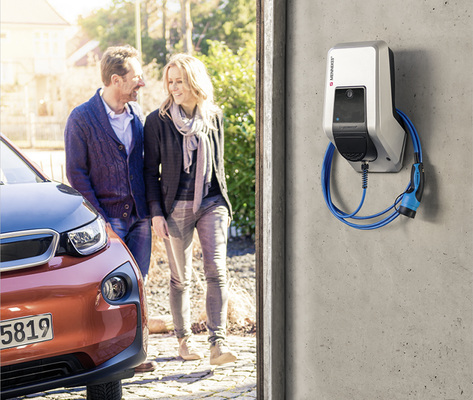 



Typische Einbausituation einer Ladebox: Auf der Garage oder dem Hausdach stromen Solarmodule.
