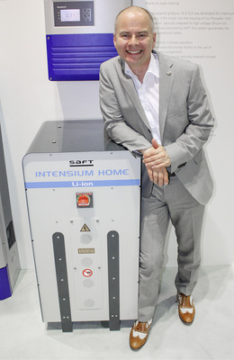 <p>
Ralf Hofmann präsentiert den neuen Stromspeicher mit Batterien von Saft.
</p>

<p>
</p> - © Foto: Heiko Schwarzburger

