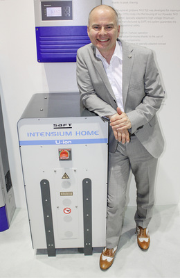 
Ralf Hofmann präsentiert den neuen Stromspeicher mit Batterien von Saft.



