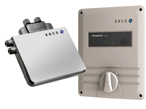 
Links der Kleinstwechselrichter Ultraflex, rechts das Flexgate für den Anschluss ans Stromnetz.



