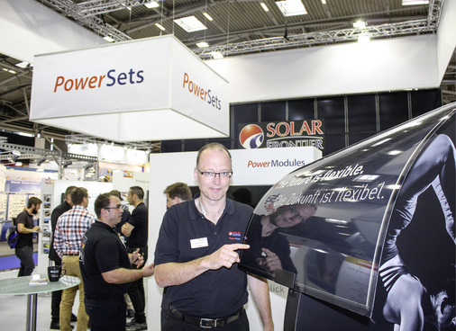



Wolfgang Lange von Solar Frontier brachte ein flexibles CIGS-Modul nach München, zumindest als Dummy. Mittlerweile wurden die ersten Prototypen in Singapur installiert. 
