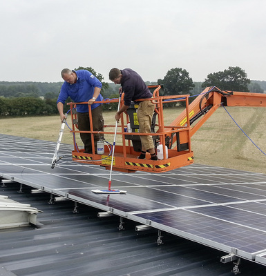 



Die Versiegelung lässt sich ohne großen Aufwand auch nachträglich aufbringen, wie diese Scheune beweist. Mittels Hebebühne wird Photokat aufgesprüht.
