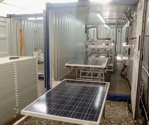 



Ein spezieller Container erlaubt die schnelle Beschichtung von Modulen vor der Montage im Solarpark.
