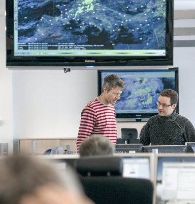 
Alle weltweiten Messungen und Beobachtungen sowie die Ergebnisse der Computervorhersagen laufen in der DWD-Zentrale in Offenbach zusammen.



