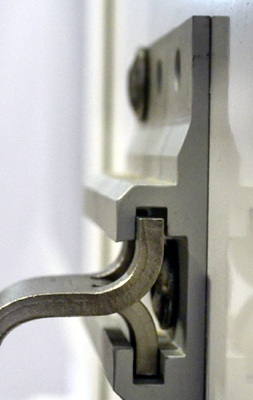 



Wenn Gewicht auf den Haken kommt, verkantet er sich in der Führungsnut und sitzt damit fest.
