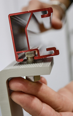 



Der Installateur schiebt die Montageschiene einfach über die Hammerkopfschraube.
