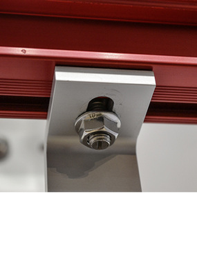 



Mit dem Langloch des Hakens von K2 Systems kann der Installateur den Abstand zum Dach einstellen.
