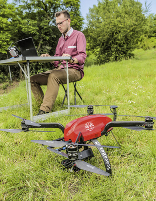 



Das Unternehmen Pixelflieger aus Regenstauf bietet mit dem Scarabot X8 einen Oktokopter mit einer beweglichen Kameraaufhängung für Optris PI450 Lightweight und Gopro Hero. Ohne Akkus und Kameras wiegt das Modell 2.050 Gramm.
