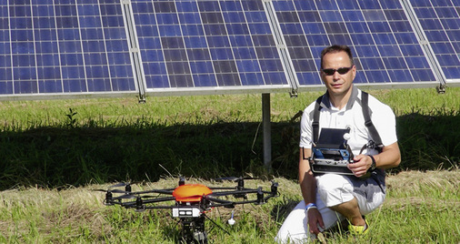 <p>
Mathias Leske hat seit 2013 Solaranlagen mit rund 150 Megawatt Leistung aus der Luft thermografiert. Er ist mit einem Gerät von Eagle Live unterwegs. 
</p>

<p>
</p> - © Foto: Flyingeyes

