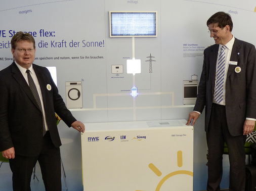 <p>
</p>

<p>
Vorhang auf: Arndt Neuhaus und Norbert Verweyen von RWE stellen den neuen Storage Flex vor.
</p> - © Fotos: Niels H. Petersen

