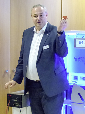 <p>
Geschäftsführer Christoph Ostermann stellt die fünfte Generation der Sonnenbatterie Eco vor.
</p>