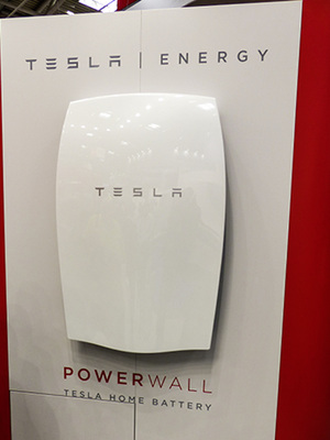 
Immerhin die Hülle des Tesla-Speichers ist schon auf dem Stand von Solaredge zu sehen.
